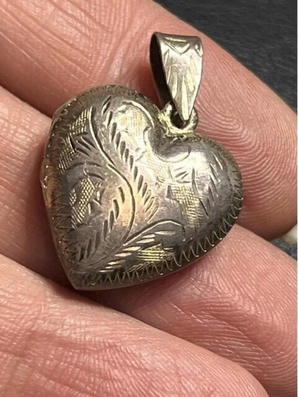 B6607 Vintage Sterling Silver Engraved Heart Locket Pendant Floral 4.1g 30mm